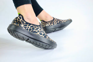 OOFOS WOMEN'S OOMG EEZEE BLACK CHEETAH - รองเท้าเพื่อสุขภาพ นุ่มสบาย