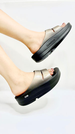OOFOS OOmega OOahh Luxe Latte - รองเท้าเพื่อสุขภาพ นุ่มสบาย