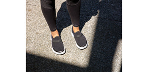 OOFOS WOMEN'S OOMG LOW White/Black - รองเท้าเพื่อสุขภาพ นุ่มสบาย