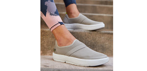 OOFOS WOMEN'S OOMG LOW White/Gray - รองเท้าเพื่อสุขภาพ นุ่มสบาย