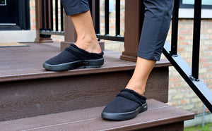 OOFOS OOcoozie Mule Black Black - รองเท้าเพื่อสุขภาพ นุ่มสบาย