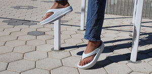 OOFOS OOmega White - รองเท้าเพื่อสุขภาพ นุ่มสบาย