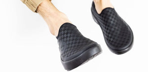 OOFOS MEN'S OOMG EEZEE BLACK CHECKERBOARD - รองเท้าเพื่อสุขภาพ นุ่มสบาย